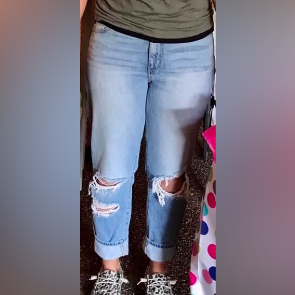 Iike new Kancan distressed mom jean. Size 11/29